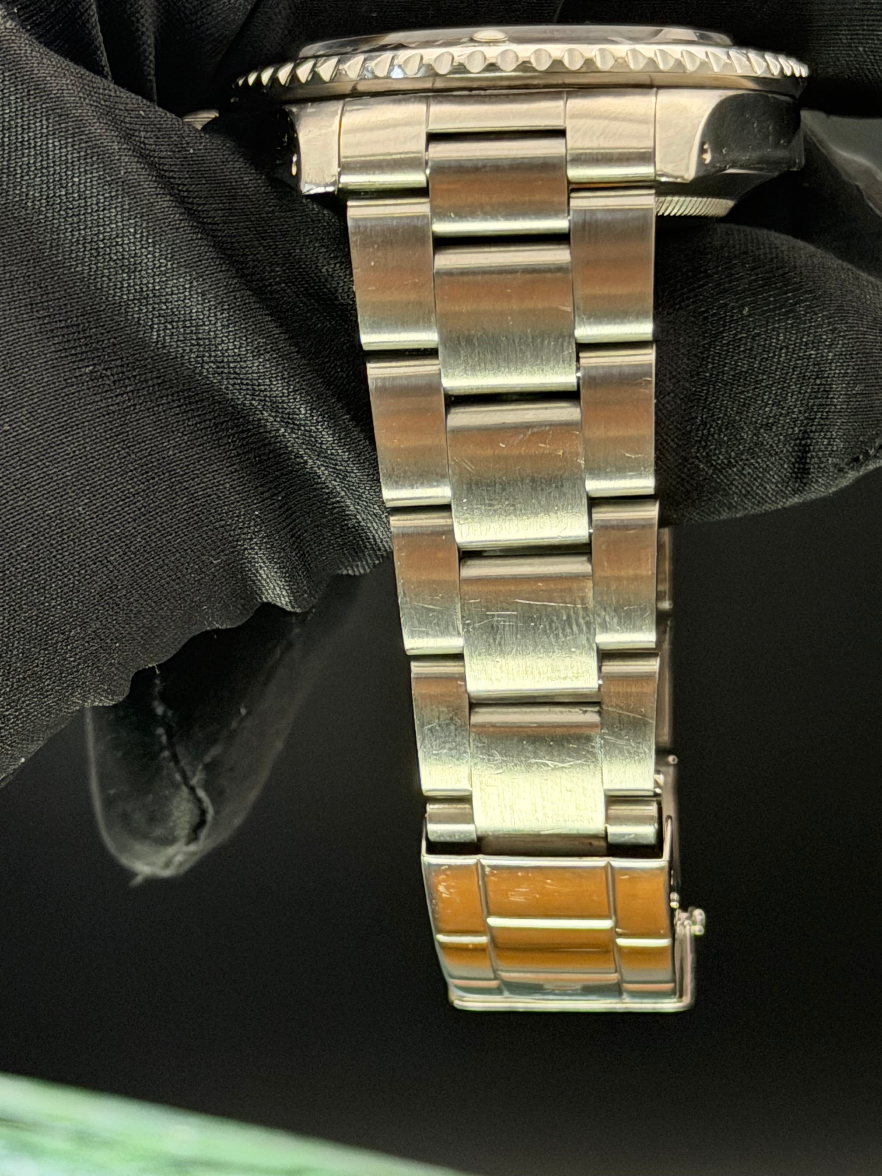 Rolex Submariner Date Black Dial - view 22