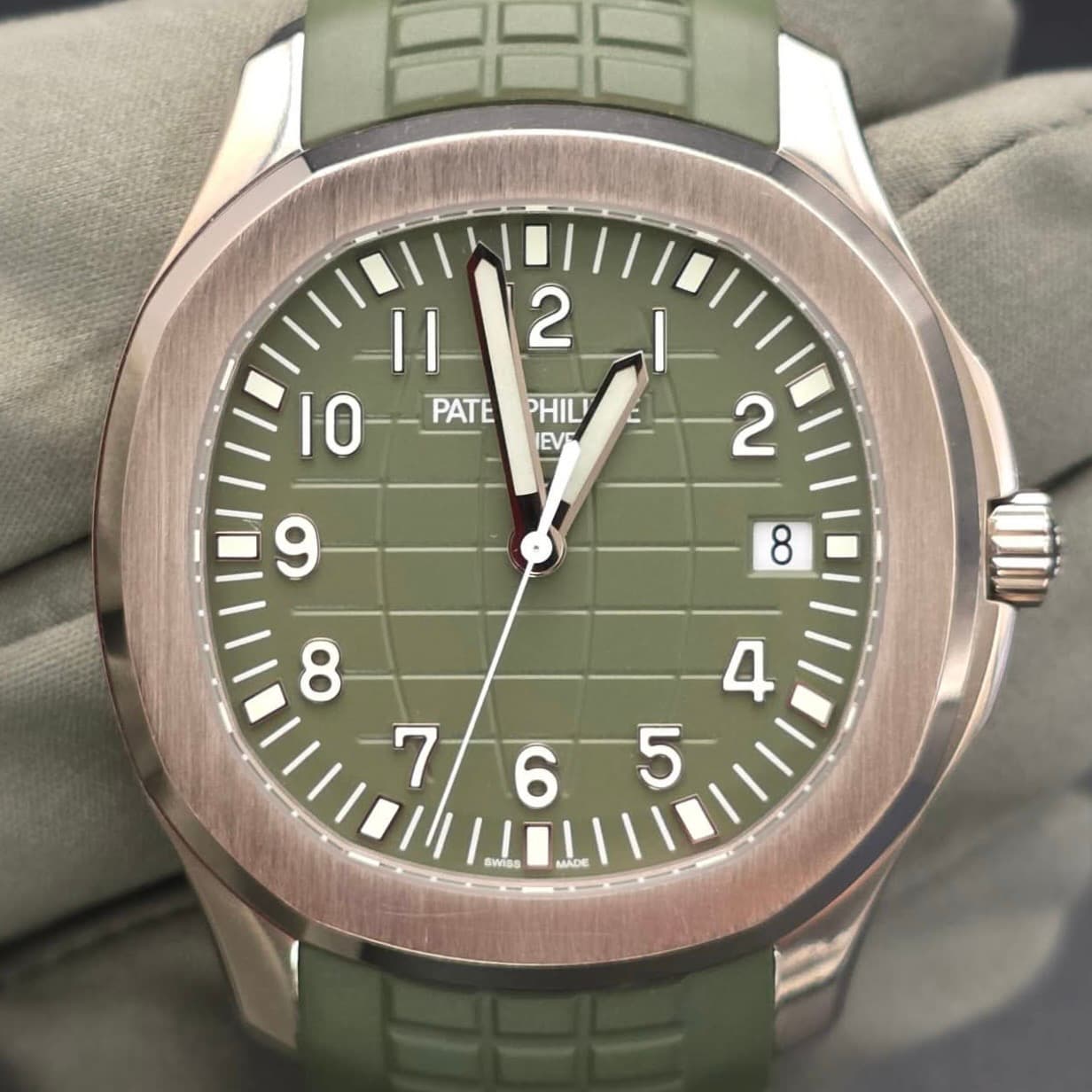 Patek Philippe Aquanaut-18k White Gold Khaki Green Dial